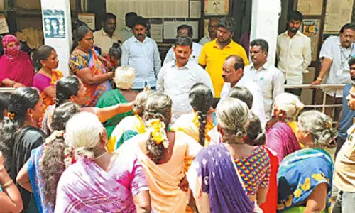 சீரான குடிநீர் வழங்க கோரி நகராட்சி அலுவலகத்தை பொதுமக்கள் முற்றுகை