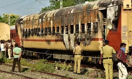 மதுரை ரெயில் தீ விபத்து: ரயில்வே பாதுகாப்பு ஆணையர் நாளை ஆலோசனை