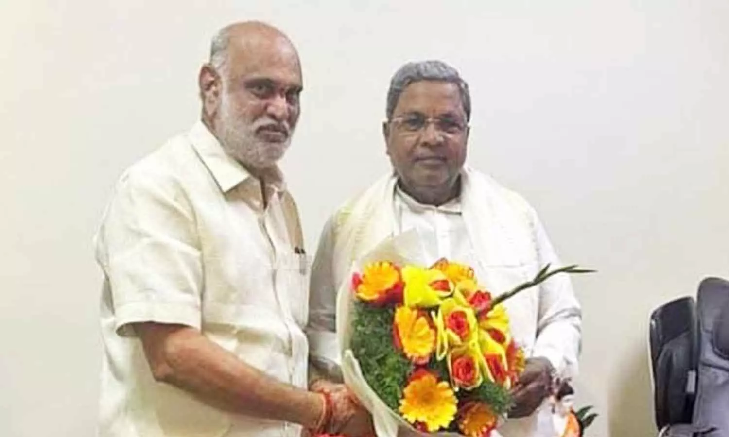 கர்நாடகா அரசியலில் பரபரப்பு மேலும் ஒரு பா.ஜ.க. எம்.எல்.ஏ. முதல்-மந்திரி சித்தராமையாவுடன் சந்திப்பு கர்நாடகா அரசியலில் பரபரப்பு மேலும் ஒரு பா.ஜ.க. எம்.எல்.ஏ. முதல்-மந்திரி சித்தராமையாவுடன் சந்திப்பு