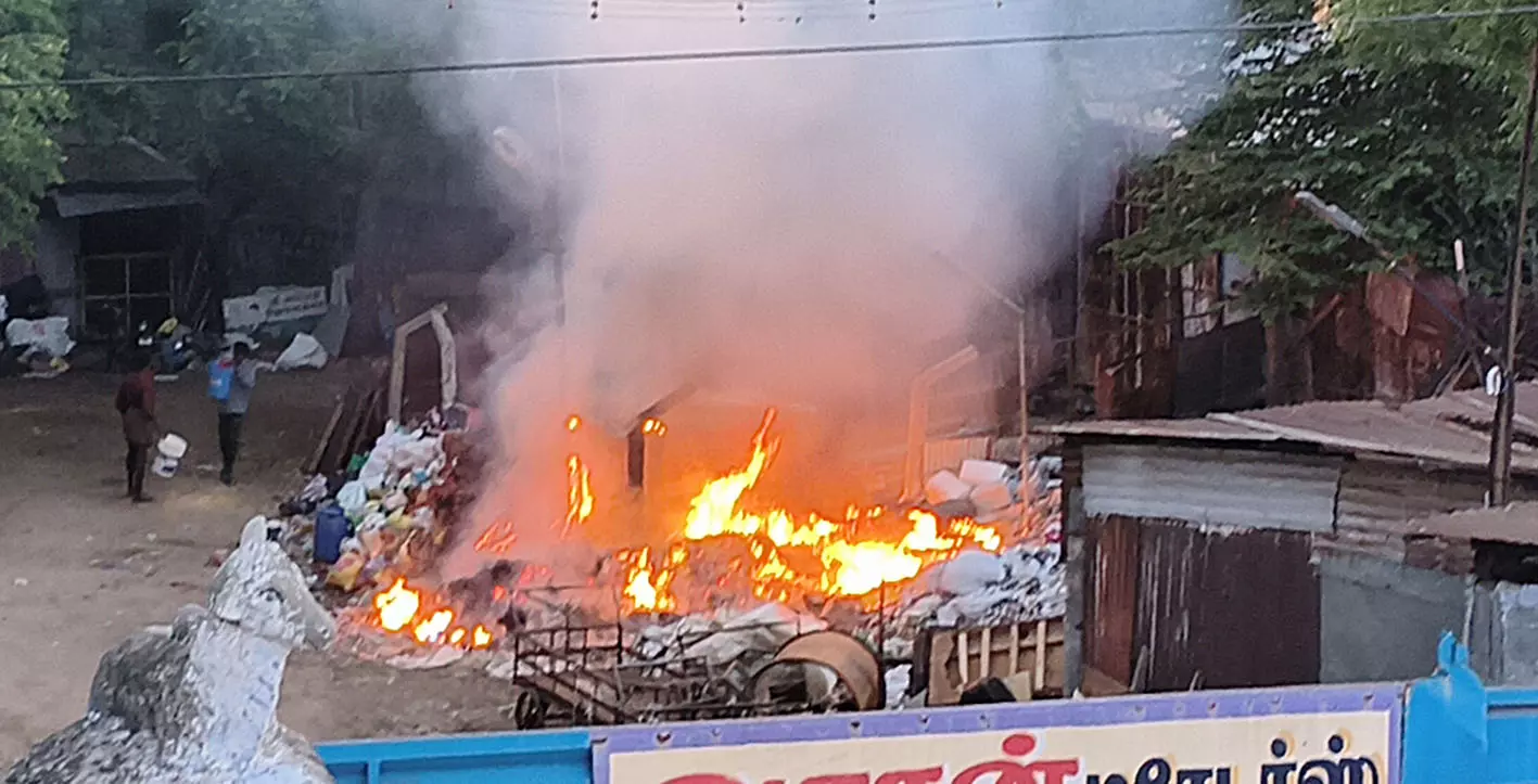 பழைய பொருட்கள் கடையில் தீ விபத்து பழைய பொருட்கள் கடையில் தீ விபத்து