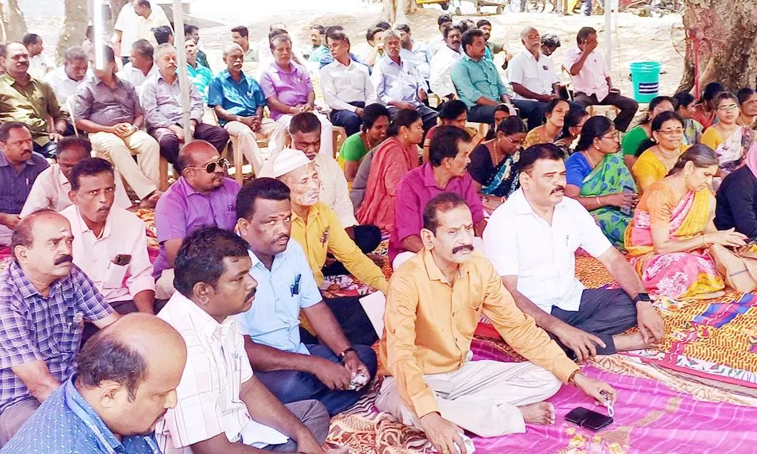 சி.பி.எஸ். ஒழிப்பு இயக்கத்தினர் போராட்டம் சி.பி.எஸ். ஒழிப்பு இயக்கத்தினர் போராட்டம்