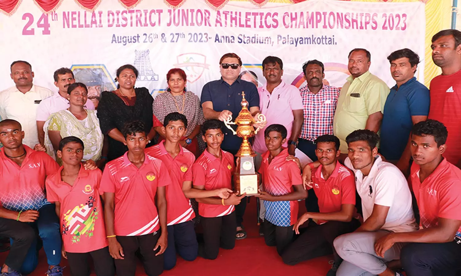 பாளை அண்ணா விளையாட்டரங்கில் ஜூனியர் தடகள சாம்பியன் போட்டியில் வெற்றி பெற்றவர்களுக்கு பரிசு பாளை அண்ணா விளையாட்டரங்கில் ஜூனியர் தடகள சாம்பியன் போட்டியில் வெற்றி பெற்றவர்களுக்கு பரிசு