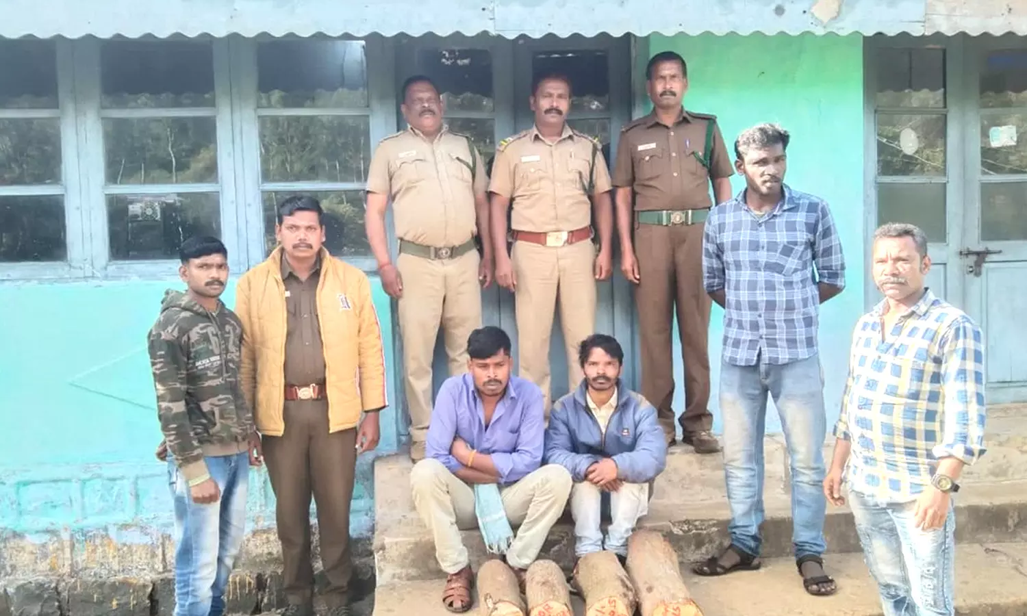 கோத்தகிரியில் சந்தன மரம் வெட்டிய 3 பேர் கைது கோத்தகிரியில் சந்தன மரம் வெட்டிய 3 பேர் கைது