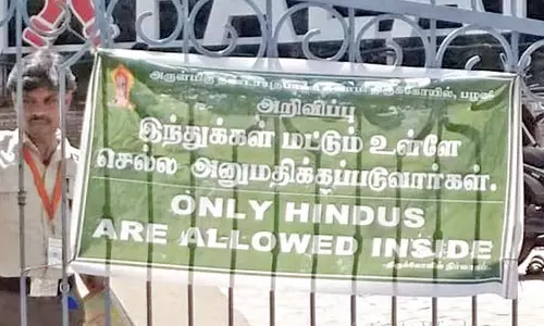 இந்துக்கள் மட்டுமே தரிசனம் செய்ய அனுமதி- ஐகோர்ட்டு உத்தரவின்பேரில் பழனி கோவிலில் மீண்டும் பேனர் வைக்கப்பட்டது