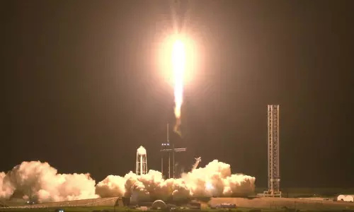 4 விண்வெளி வீரர்களுடன் விண்ணில் பாய்ந்தது ஸ்பேஸ் எக்ஸ் ராக்கெட்