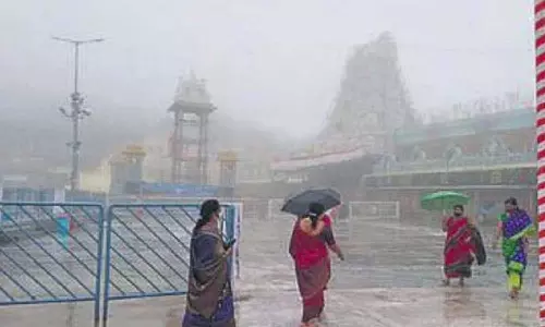 திருப்பதியில் விடிய விடிய பலத்த மழை- பக்தர்கள் அவதி