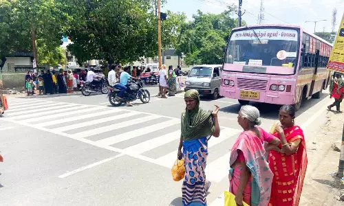 நிழற்குடை இல்லாததால் வெயிலில் வாடும் நோயாளிகள் -  முதியவர்கள் மயங்கி விழும் அவலம்