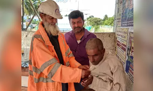 ஒட்டன்சத்திரம் பகுதியில் சாலையில் சுற்றித் திரிபவர்களுக்கு ஆதரவுக்கரம் நீட்டும் சமூக ஆர்வலர்