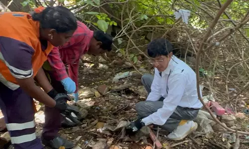 சுடுகாட்டில் துப்புரவு பணி செய்த சென்னை மாநகராட்சி ஆணையர்