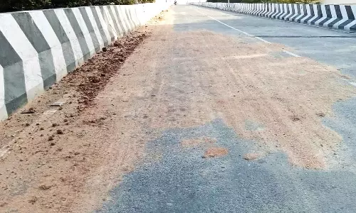 டிப்பர் லாரிகளால் சிதறி கிடக்கும் கற்கள்-மண் துகள்கள் விபத்தில் சிக்கும் வாகன ஓட்டிகள்