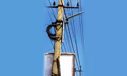 மின் கம்பங்களை அகற்றிவிட்டு சாலை அமைக்க வேண்டும் - மாா்க்சிஸ்ட் கம்யூனிஸ்ட் கட்சி வலியுறுத்தல்