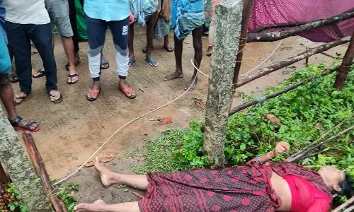 திருவள்ளூரில் பலத்த மழை- வீட்டு முன்பு அறுந்து விழுந்த மின்கம்பியை எடுத்த பெண் பலி