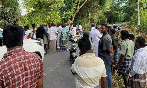 நார் கழிவுகளை கொட்ட வந்த லாரி சிறை பிடிப்பு