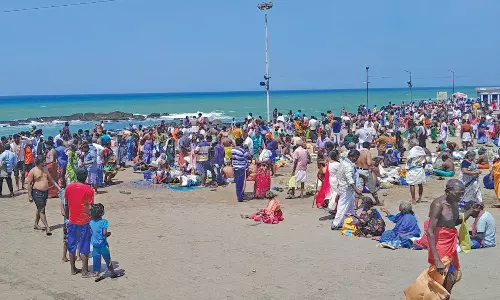 விடுமுறை நாளான இன்று சுற்றுலா பயணிகள் குவிந்ததால் கன்னியாகுமரி களை கட்டியது