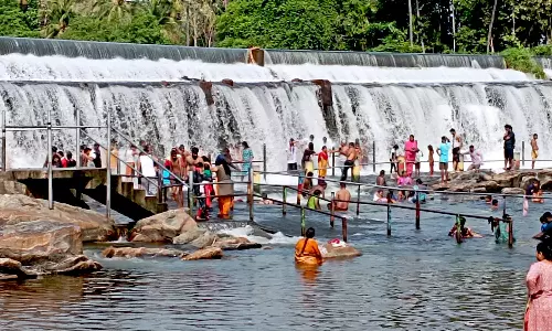 கொடிவேரியில் குளித்து மகிழ்ந்த சுற்றுலா பயணிகள்