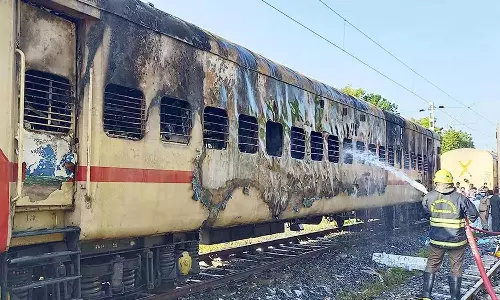 ரெயிலில் தீ விபத்து ஏற்பட்டபோது தப்பிய 2 பேரை பிடித்து விசாரணை