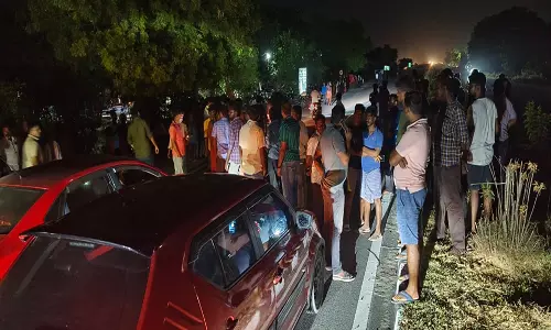 கிளியனூர் அருகே ஒரு வழிப்பாதையில் வந்த டிப்பர் லாரி மோதி வாலிபர் படுகாயம்: கிராம மக்கள் சாலைமறியல்