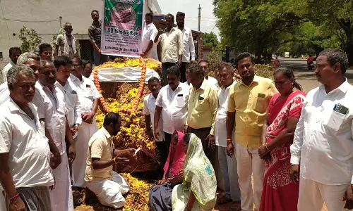 வெட்டப்பட்ட மரங்களுக்கு மாலை அணிவித்து கண்ணீர் அஞ்சலி