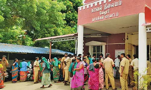 தூய்மை பணியாளர்கள் 2-வது நாளாக முற்றுகை போராட்டம்