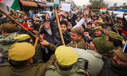 பள்ளிக்கூட வகுப்பறை போர்டில் மதவாசகம் எழுதிய மாணவன் மீது தாக்குதல்- ஆசிரியர் அதிரடி கைது