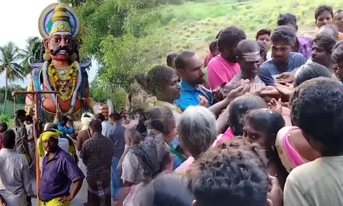 இருளப்பட்டி காணியம்மன் கோவிலில் வினோத வழிபாடு: குழந்தை வரம் வேண்டி  ரத்த சோறு சாப்பிட்ட பக்தர்கள்