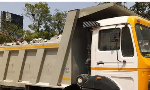 சித்தன்னவாசலில் டிப்பர் லாரி பறிமுதல்