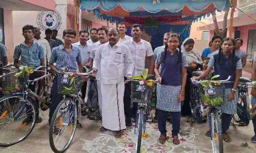 அரசு பள்ளி மாணவர்களுக்கு இலவச சைக்கிள்