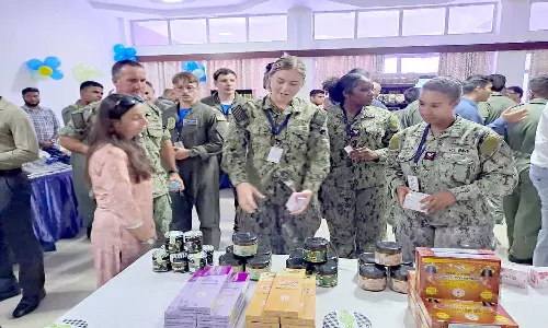 ஐ.என்.எஸ். ராஜாளியில் காதி பொருட்காட்சி