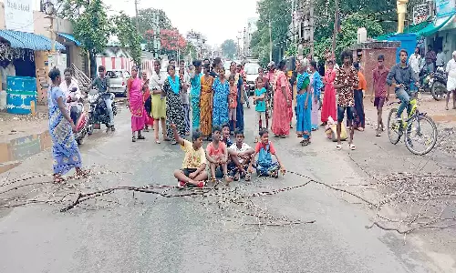 வாலிபரை கைது செய்யக்கோரி பொதுமக்கள் சாலை மறியல்