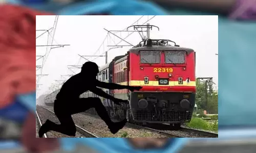 ரெயிலில் சிக்கி கட்டிட தொழிலாளி கை துண்டானது