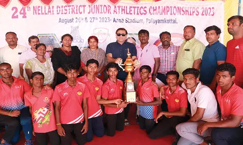 பாளை அண்ணா விளையாட்டரங்கில் ஜூனியர் தடகள சாம்பியன் போட்டியில் வெற்றி பெற்றவர்களுக்கு பரிசு