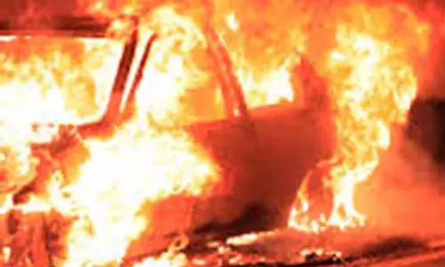 காரமடை அருகே வீட்டின் முன்பு நிறுத்திய கார் திடீரென தீப்பிடித்து எரிந்ததால் பரபரப்பு