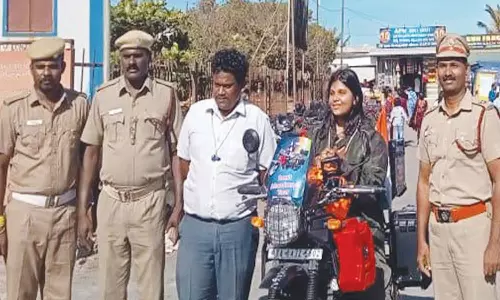 கன்னியாகுமரியில் இருந்து காஷ்மீருக்கு பட்டதாரி பெண் இரு சக்கர வாகன பயணம்