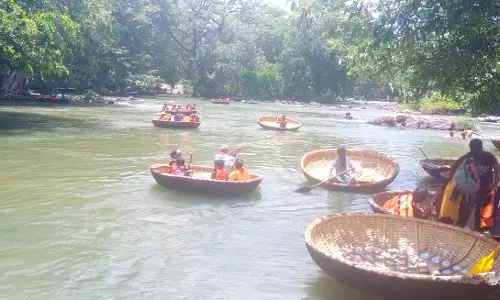 விடுமுறைதினத்தையொட்டி ஒகேனக்கல்லில் குவிந்த சுற்றுலா பயணிகள்