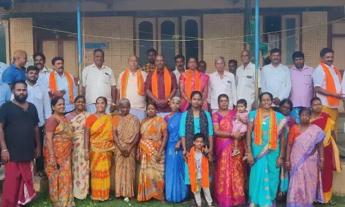 பாஜக மீஞ்சூர் தெற்கு ஒன்றியம் சார்பில் கட்சிக் கொடியேற்றி  நிர்வாகிகள் சந்திப்பு