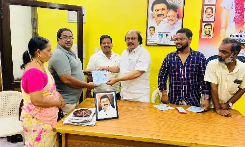 ஓய்வூதியம் பெற மீனவர்களுக்கு அடையாள அட்டைஅனிபால் கென்னடி எம்.எல்.ஏ. வழங்கினார்