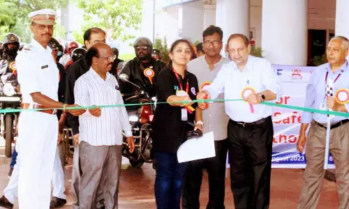 ஆறுபடைவீடு மருத்துவக் கல்லூரி சார்பில் சாலை பாதுகாப்பு விழிப்புணர்வு பேரணி