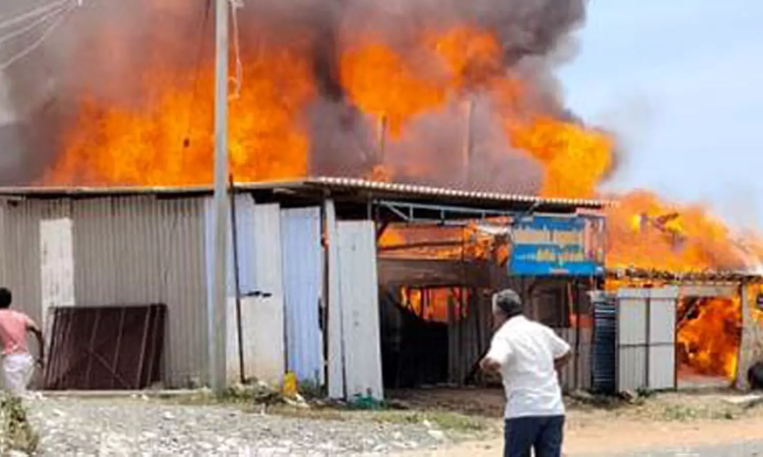 ஒட்டன்சத்திரம் அருகே வீடு, பட்டறையில் தீ பிடித்து பொருட்கள் எரிந்து நாசம் ஒட்டன்சத்திரம் அருகே வீடு, பட்டறையில் தீ பிடித்து பொருட்கள் எரிந்து நாசம்