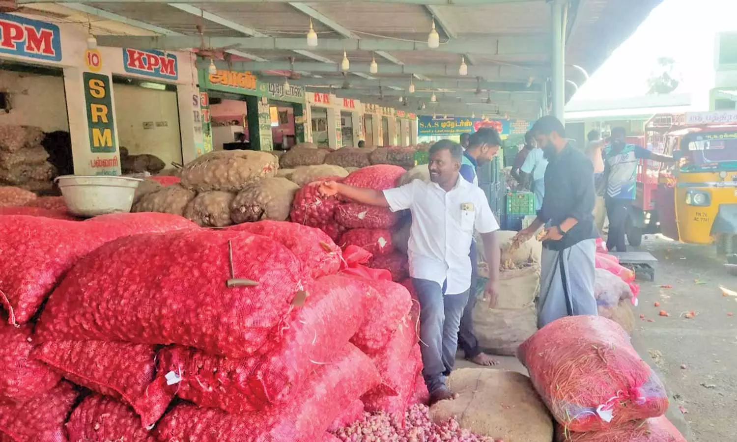 பாவூர்சத்திரம் மார்க்கெட்டில் காய்கறி வாங்க குவிந்த கேரள வியாபாரிகள்