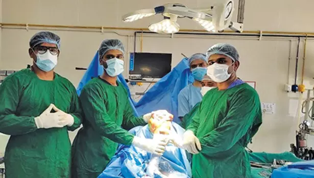 முதல் முறையாக மூட்டு மாற்று அறுவை சிகிச்சை செய்து டாக்டர்கள் சாதனை முதல் முறையாக மூட்டு மாற்று அறுவை சிகிச்சை செய்து டாக்டர்கள் சாதனை