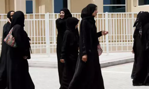 பிரான்ஸில் அரசு நடத்தும் பள்ளிகளில் இஸ்லாமிய பெண்கள் அபாயா அணிய தடை