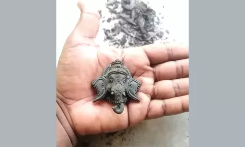 பெரம்பலூர் பட்டதாரி சிற்பியின் கைவண்ணத்தில் உருவான 2 இஞ்ச் விநாயகர் மர சிற்பம்: குவியும் பாராட்டுகள்