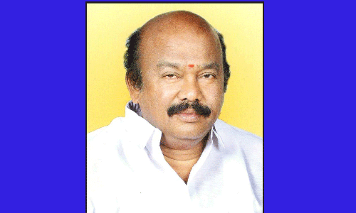 பழமுதிர்சோலை முருகன் கோவிலில் அ.தி.மு.க.வினர் தங்கத்தேர் இழுத்து சிறப்பு வழிபாடு