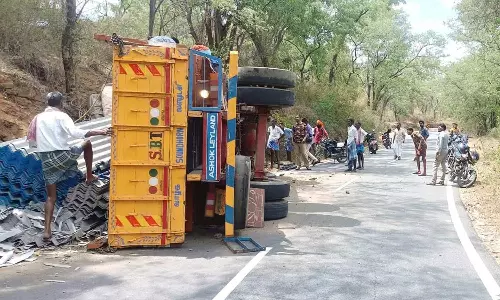 பர்கூர் மலைப்பாதையில் அட்டை ஏற்றி வந்த லாரி கவிழ்ந்தது: டிரைவர் படுகாயத்துடன் ஆஸ்பத்திரியில் அனுமதி