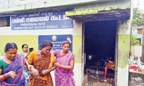 பள்ளி சத்துணவு கூட சிமெண்ட் காரைகள் பெயர்ந்து விழுந்ததில் ஊழியர் படுகாயம்