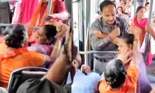 டெல்லி மெட்ரோவை தொடர்ந்து அரசு பஸ்சில் இருக்கைக்காக சண்டை போட்ட பெண்கள்