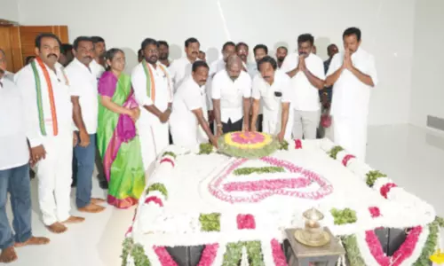 வசந்தகுமார் நினைவிடத்தில் சிலைக்கு அமைச்சர்கள் மாலை