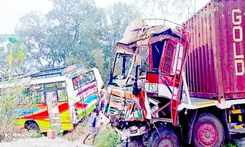 பஸ் மீது கன்டெய்னர் லாரி மோதி நாடக நடிகர் பலி