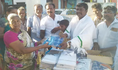 தே.மு.தி.க. சார்பில் ஏழைகளுக்கு வேஷ்டி, சேலை