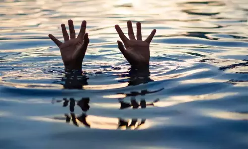 தொழிலாளி ஏரியில் மூழ்கி பலி